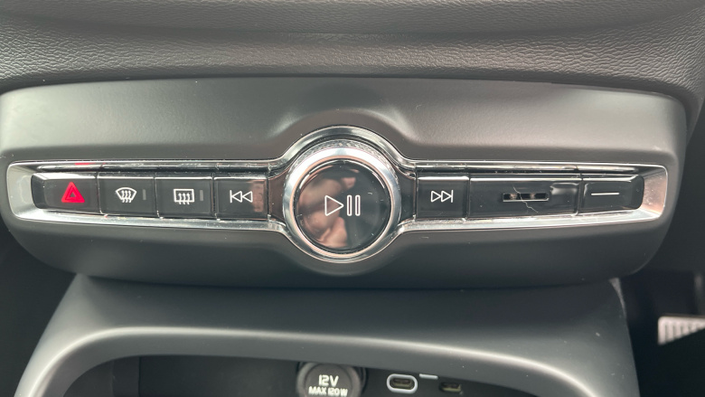 Volvo XC40 2.0 B4P Ultimate Dark 5dr Auto Petrol Estate